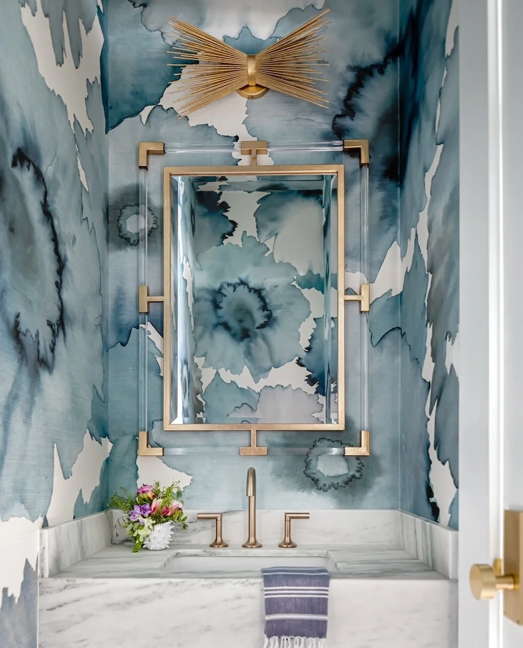 Stepping into this powder bath was like walking into a dream! Watercolor wallpaper from floor to ceiling. Be still my heart! 

Design&bull; @studioten25 
Photography&bull; @emilyhartphoto 

.
.
.

#bathroomsofinsta #modernbathroom #dreambathroom #bat