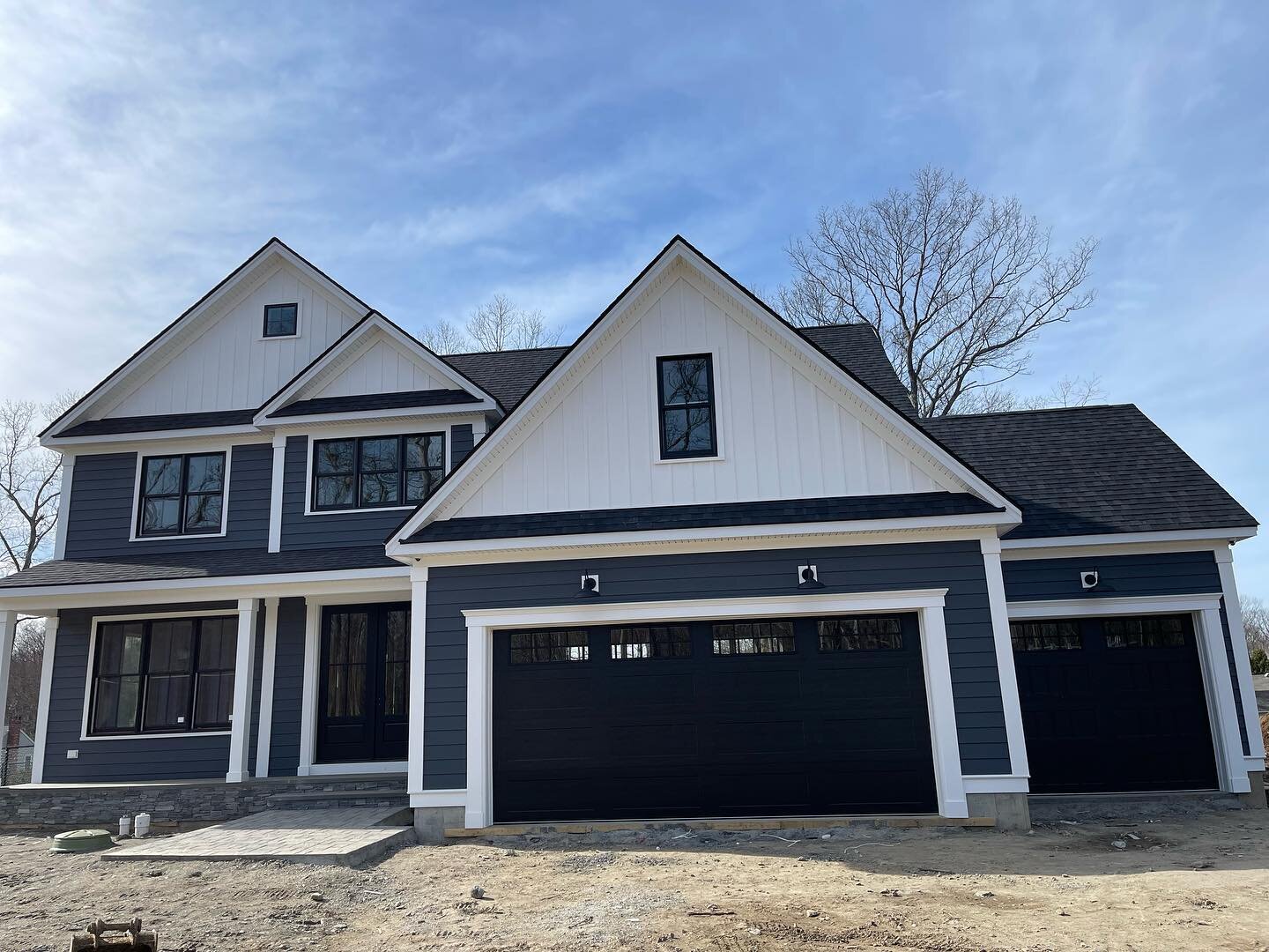 Swipe ⬅️⬅️to see the finished exterior on our #custominkirkbrae

🖊Design by @eckstromhomes 
&bull;
📏Everlast 7&rdquo; PVC siding with white PVC trim @everlastsidingofficial 
&bull;
🪟Andersen 400 series windows @andersen_windows 
&bull;
🚪thermatru