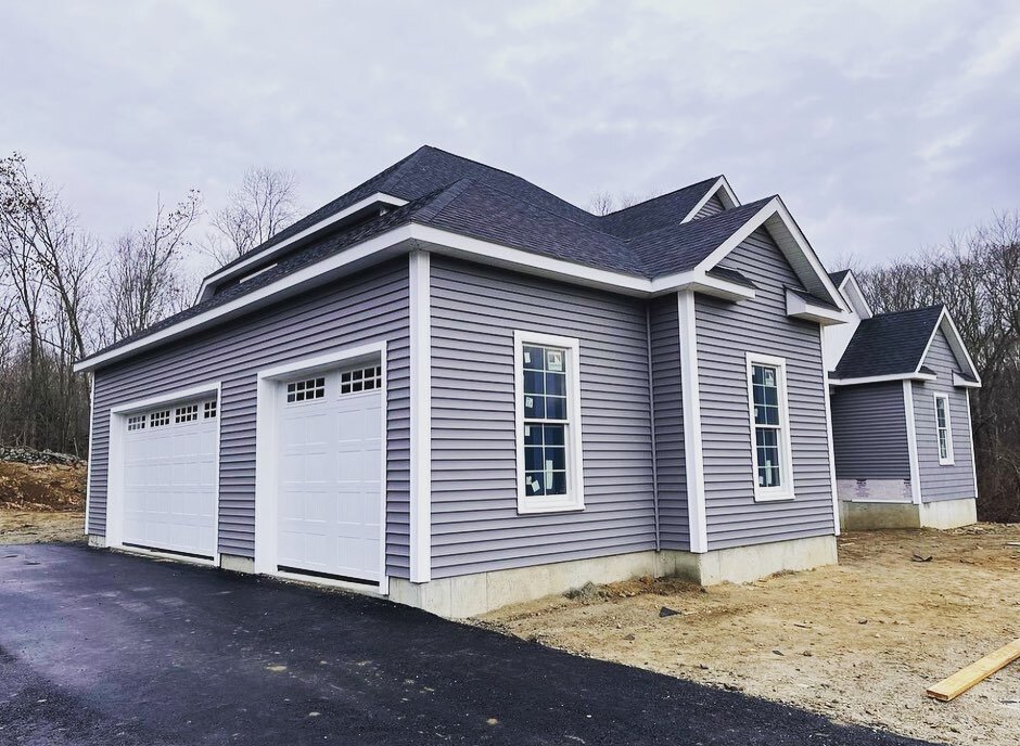 Swipe &harr;️ to see the exterior siding wrapped up at our Pound Road build. We have started the rough mechanicals, wait until you see the inside!!
&bull;
✍🏻design by @packertdesign 
&bull;
🪟 @andersen_windows 400 series
&bull;
#194poundrdcustom 
#