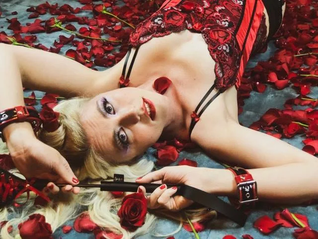 She’s sure to have you tied up within minutes. Annabelle is truly a Master on stage.