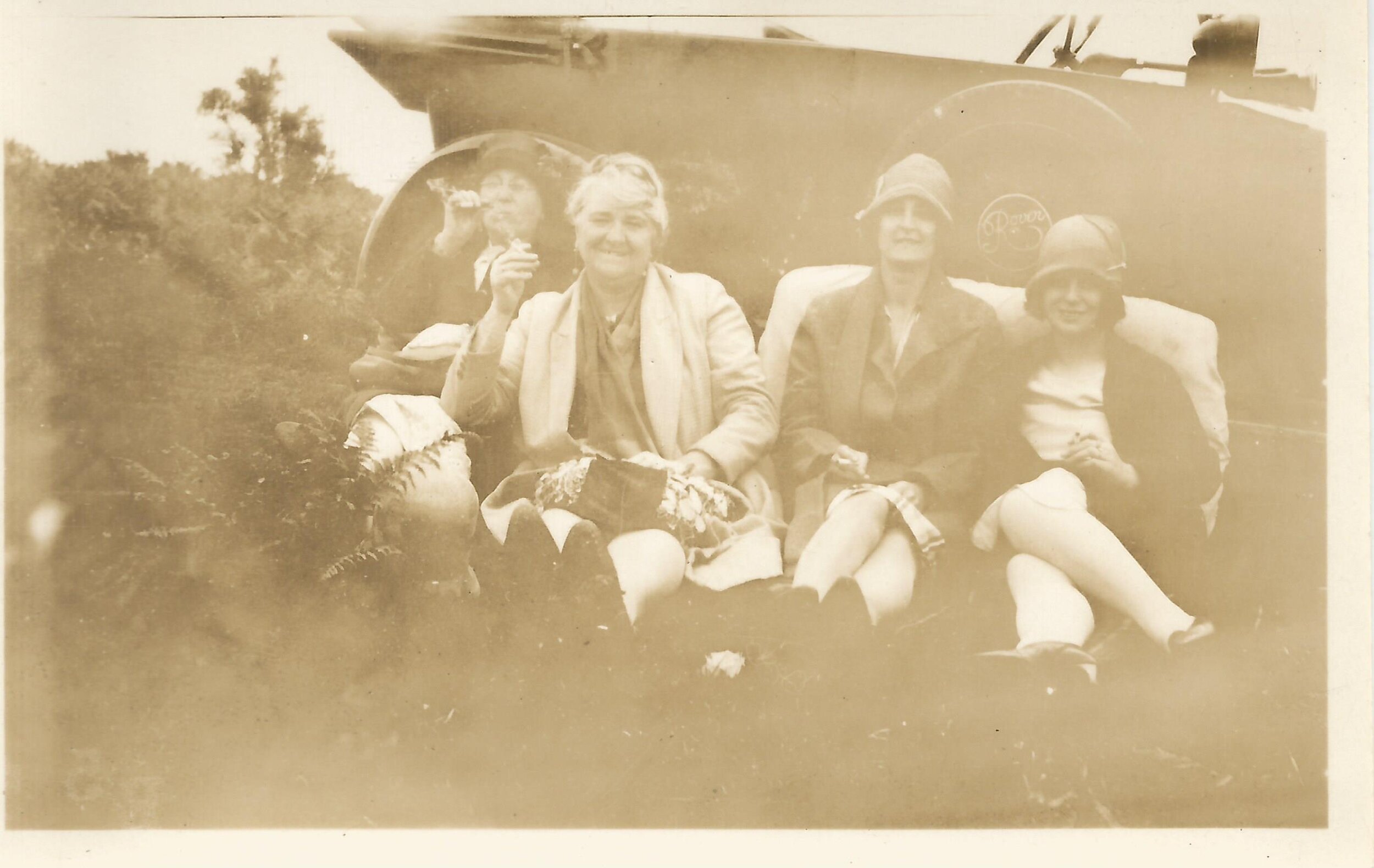 Edith Gooding day out in old car.jpg