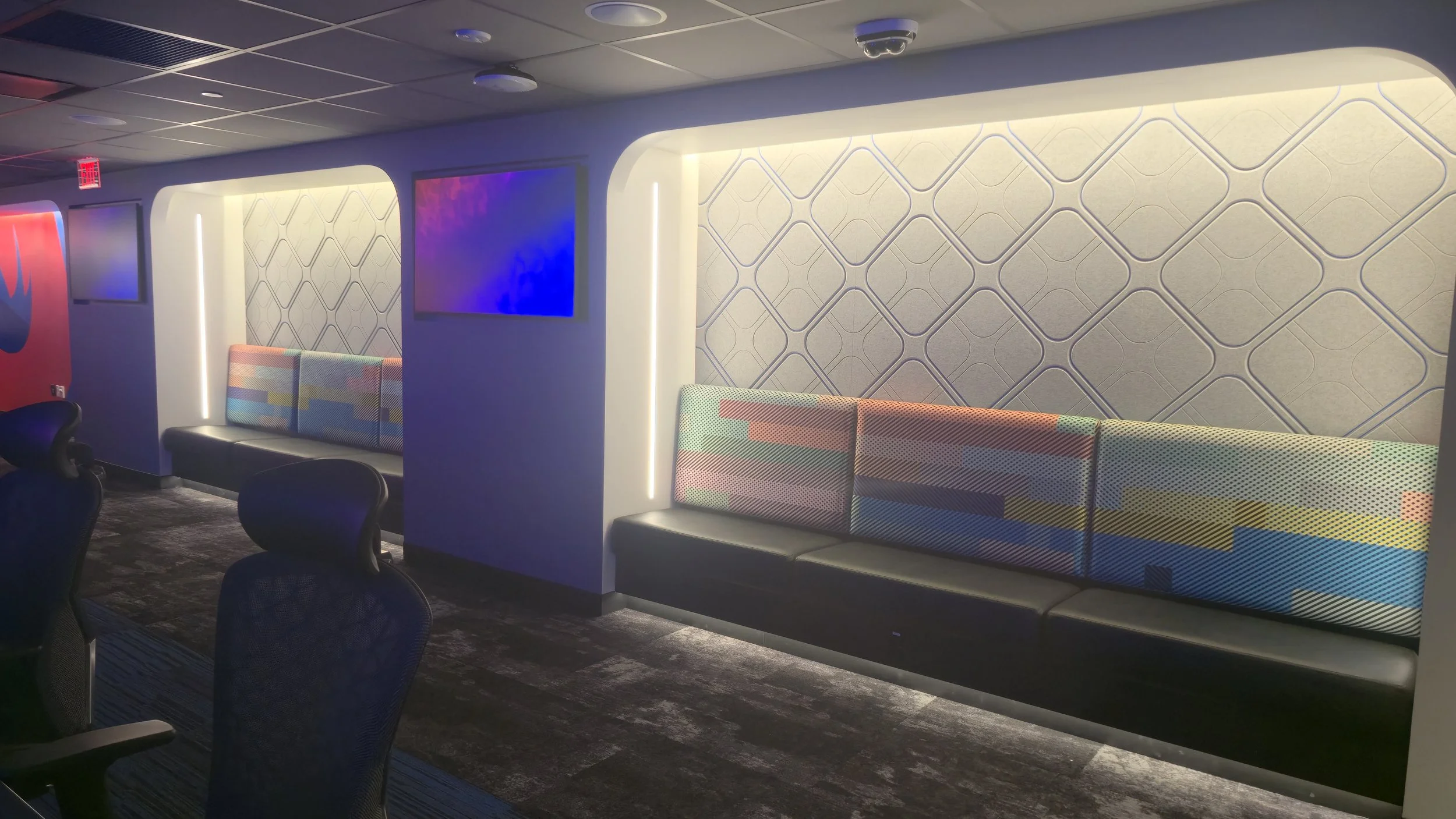 Perimeter banquettes to observe gaming competitions