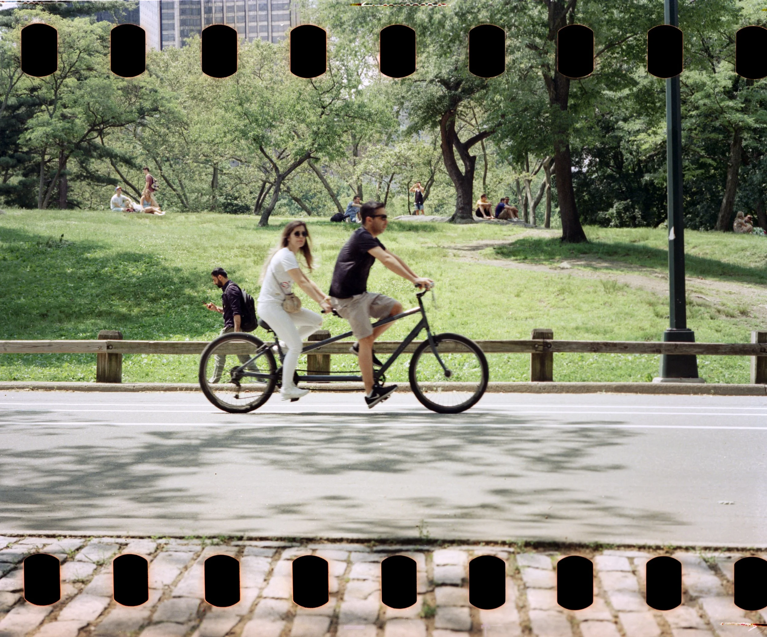  a short study on a flaneur walk in the strip of motion picture celluloid over a day visiting NYC in 2019.  /hand-rolled Kodak Vision 3 250D 