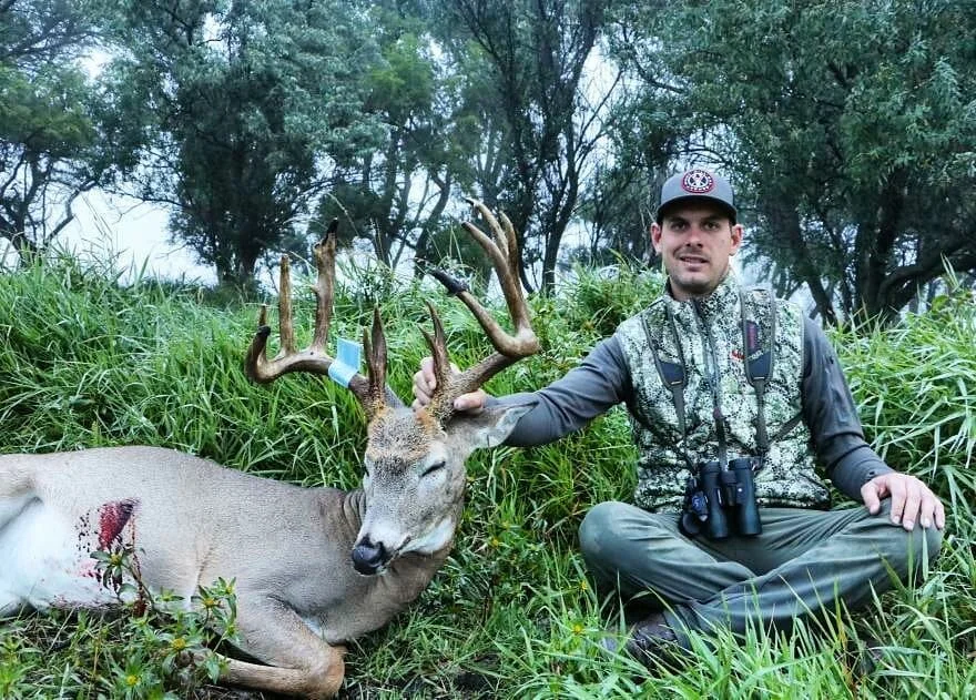Our buddy @matt.tagget  owner of @rek_broadheads  got it done last night in North Dakota! He's been playing cat and mouse with this buck for about a week and they finally crossed paths🏹🦌