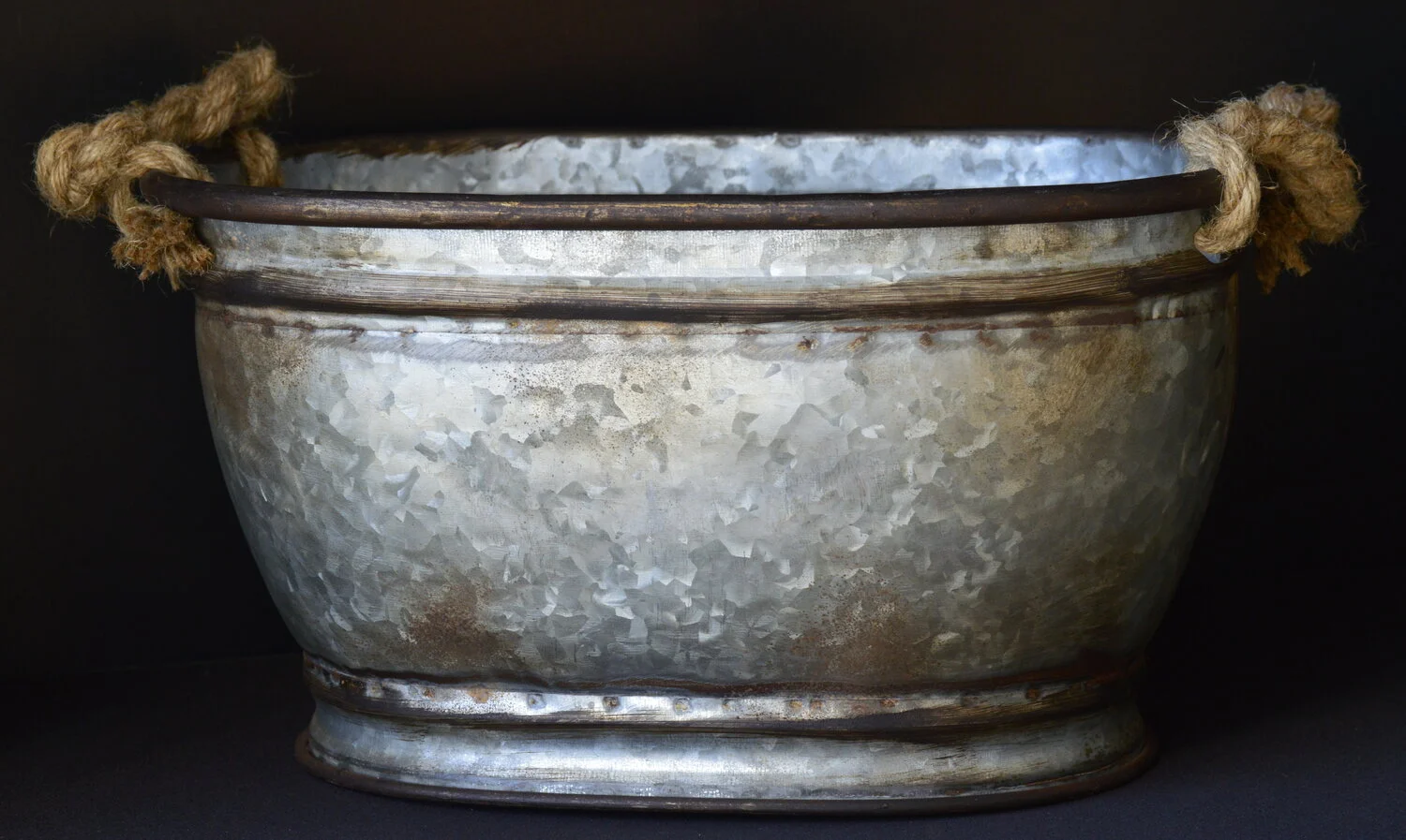 metal round bucket Q1.jpeg