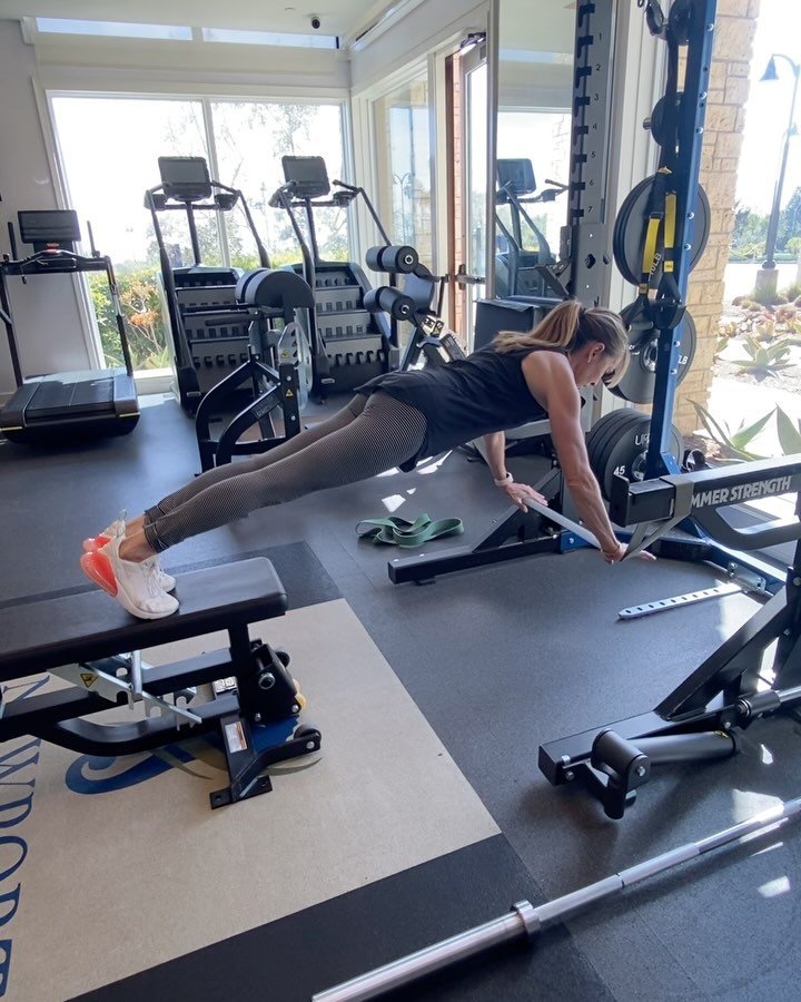This is the EARTHQUAKE PUSHUP by Don Saladino 💪🏻

I don&rsquo;t usually follow social media fitness trends but this one looked fun! 👏🏻

I really wasn&rsquo;t sure if I was going to be able to do it 🤔

SO GLAD I tried it! Let me know if you try i