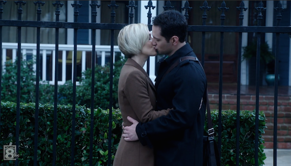 Bonnie-and-Asher-kissing-outside-Annalise-Keatings-Home-Office.png