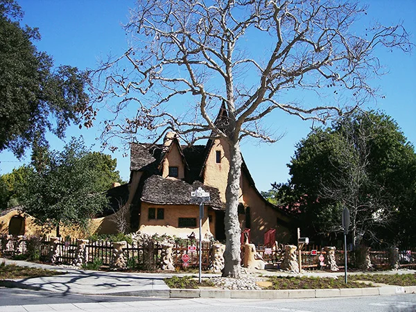The-Witchs-House-in-Beverly-Hills-from-Clueless-by-Live-the-Movies.jpg