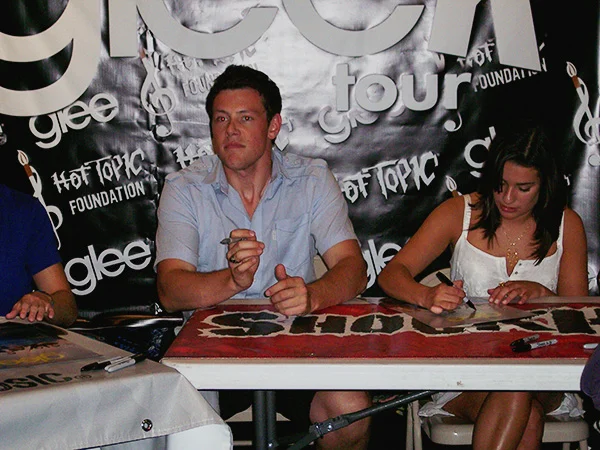 Cory-Monteith-Lea-Michele-Glee-Mall-Gleek-Tour-photo-by-Live-the-Movies.jpg