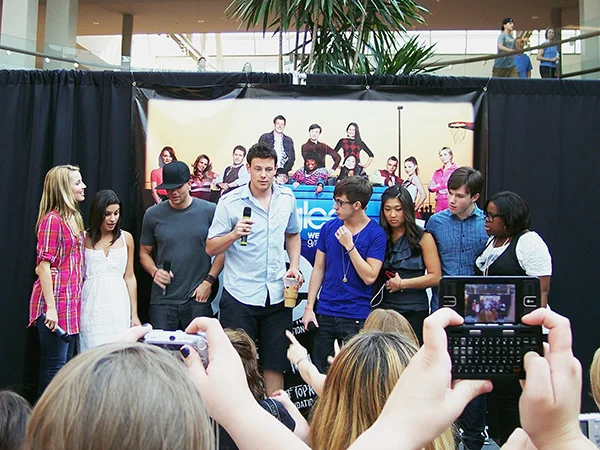 Glee-Cast-Glee-Mall-Gleek-Tour-photo-by-Live-the-Movies.jpg
