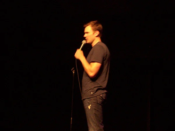 Joel-McHale-standup-at-HBCB-2008-photo-by-Live-the-Movies-4.jpg