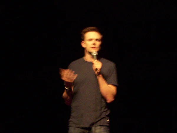 Joel-McHale-standup-at-HBCB-2008-photo-by-Live-the-Movies-2.jpg