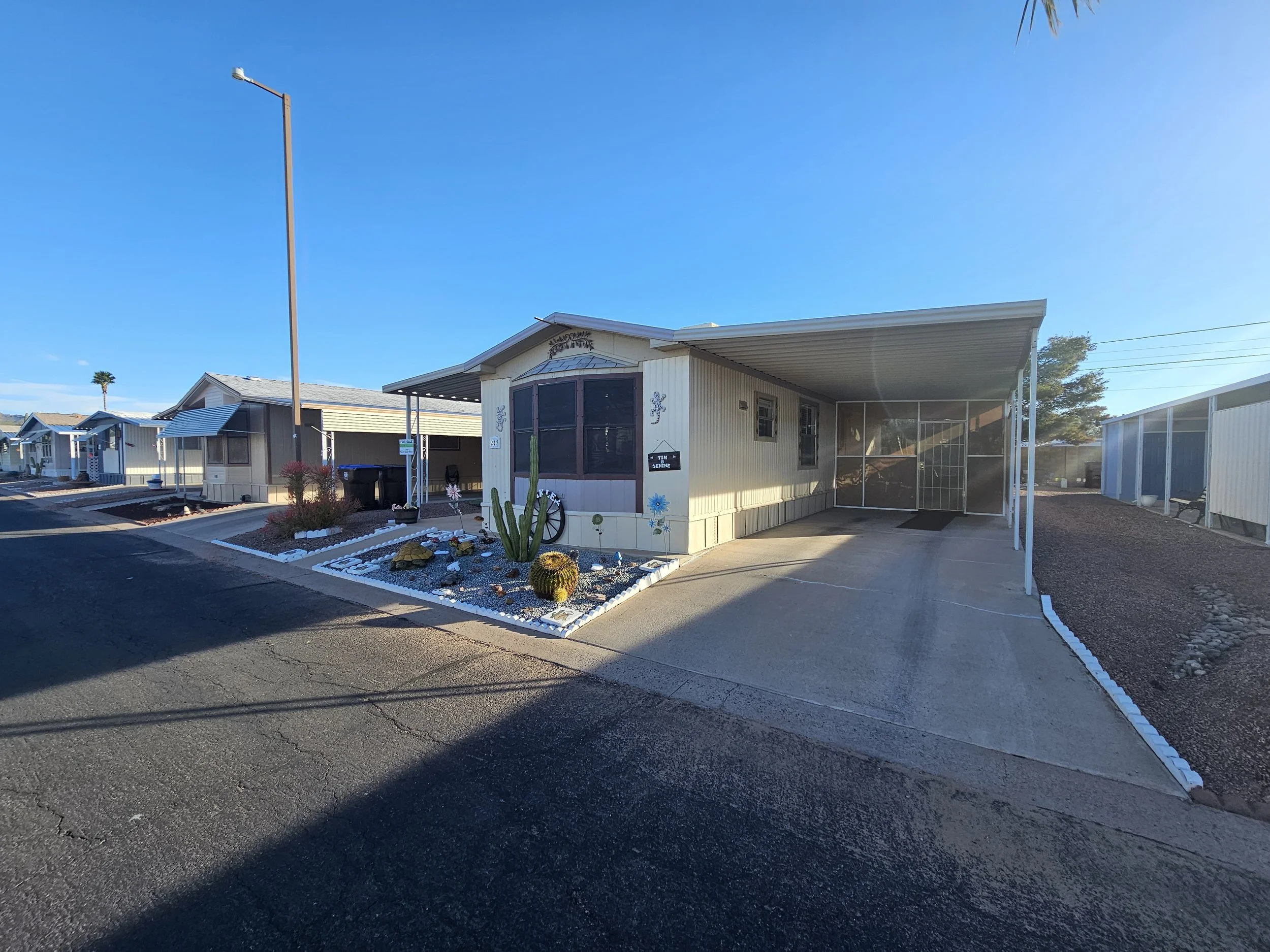 $29,900 / 2br - 728ft2 - Perimeter Lot With Large Back Yard! Deck and AZ Room! Tastefully Furnished!! #247 (Sun Valley)