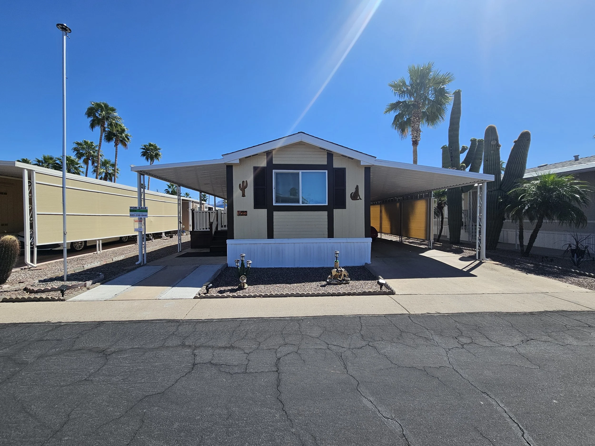 $44,900 / 2br - 896ft2 - Updated! All Laminate! Great Deck with Patio and Fence! Call Today! #423 (Superstition Buttes)