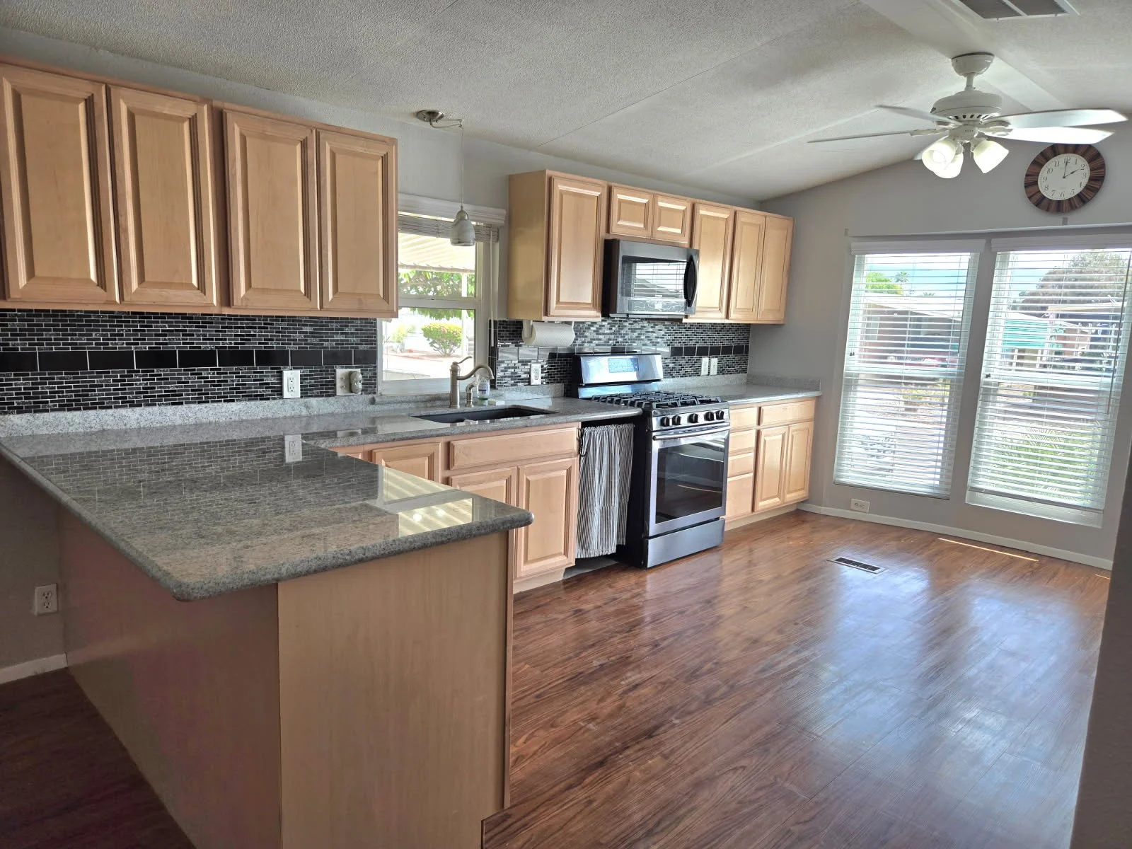 $38,000 / 2br - 952 ft2 -  MOVE IN READY  GATED COMMUNITY (PARADISE NORTH) #16