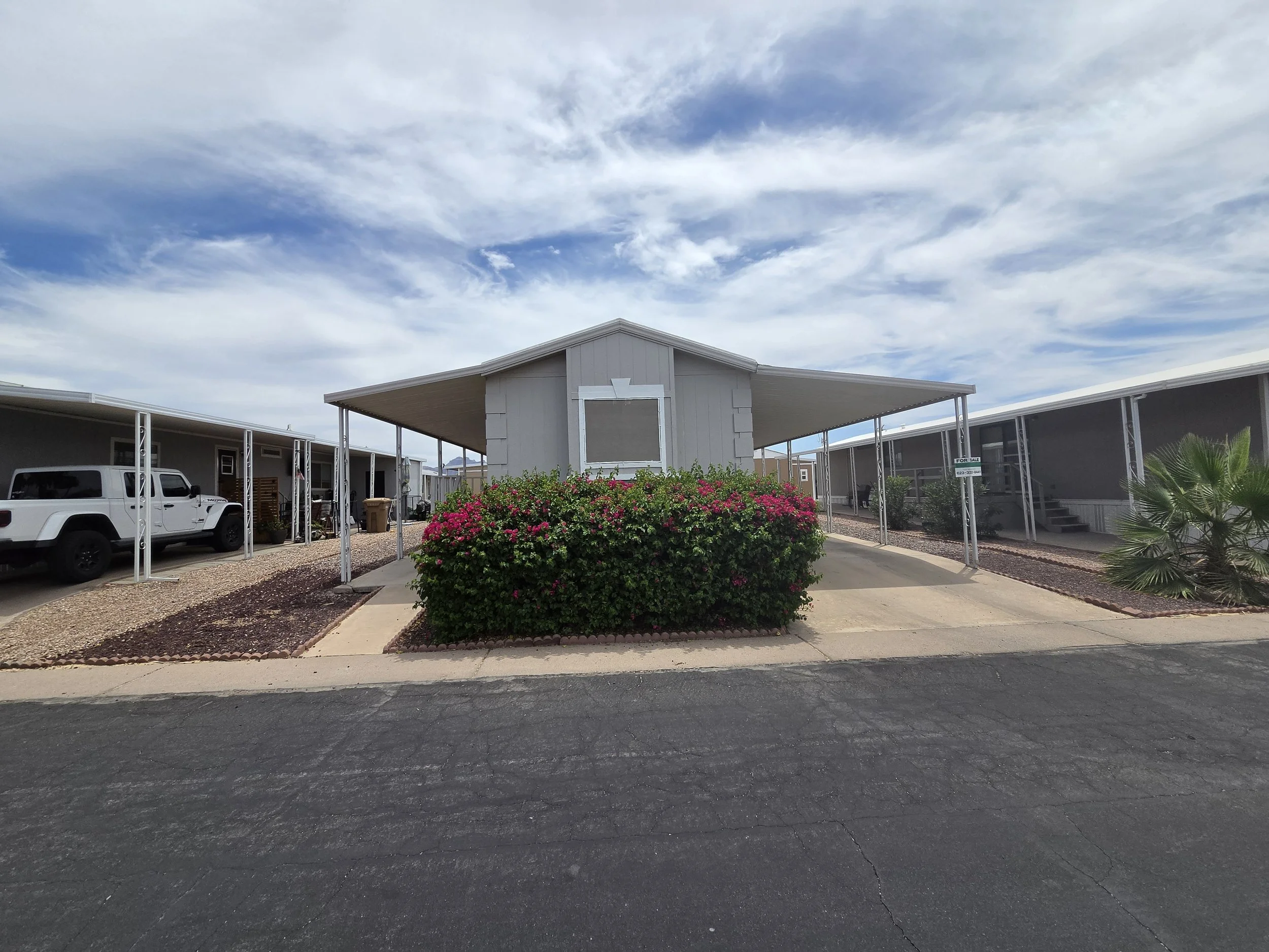 SALE PENDING!! $11,500 / 2br - 896ft2 - Wow! Updated Flooring! A/C and Water Heater Recently Replaced! #817 (Superstition Buttes)