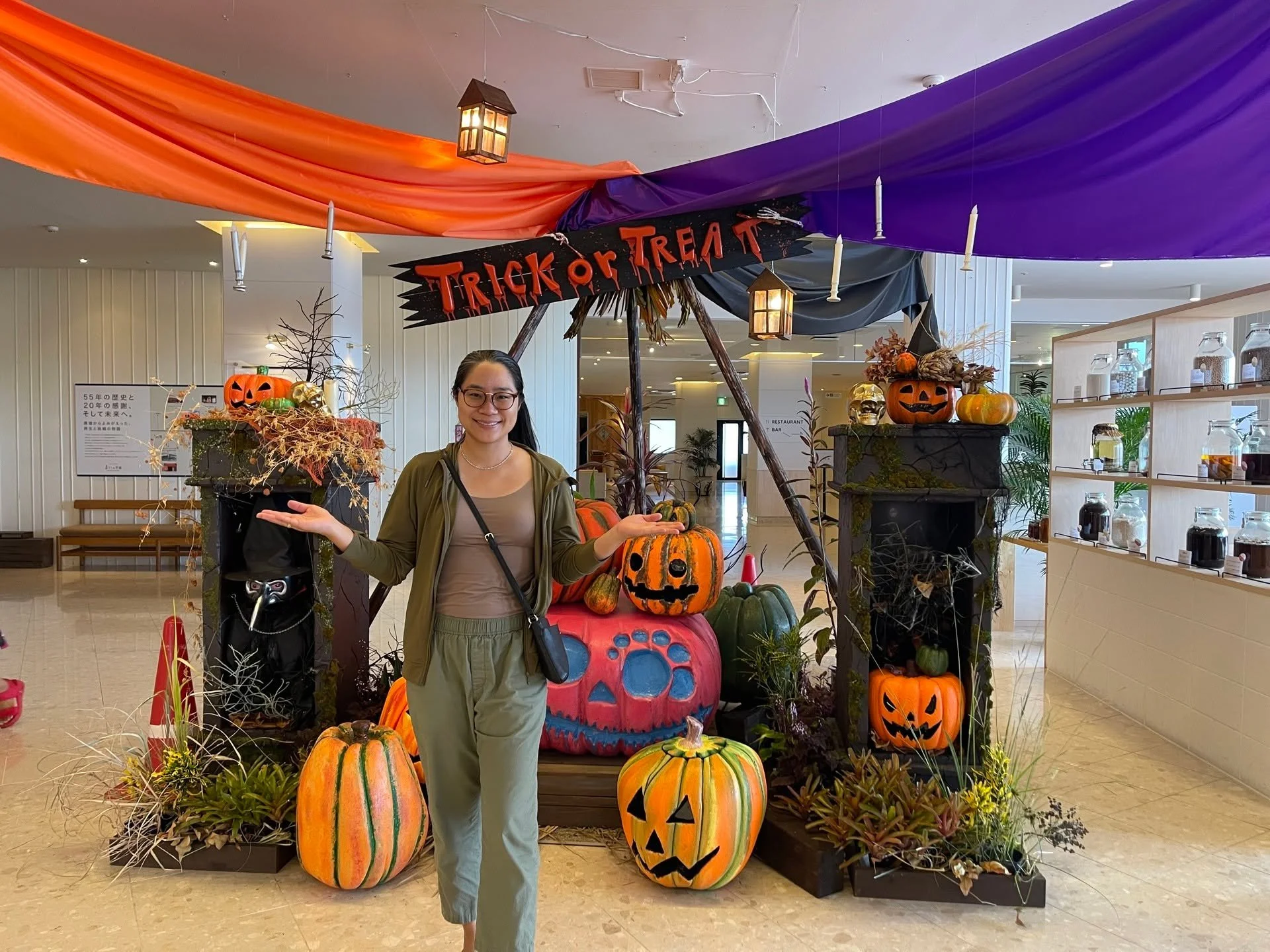 𝗪𝗵𝗲𝗻 𝘆𝗼𝘂 𝗺𝗼𝘃𝗲 𝘁𝗼 𝗮 𝗻𝗲𝘄 𝗽𝗹𝗮𝗰𝗲 𝗼𝗿 𝗰𝗼𝘂𝗻𝘁𝗿𝘆, 𝗵𝗼𝘄 𝗱𝗼 𝘆𝗼𝘂 𝗵𝗼𝗻𝗼𝗿 𝘆𝗼𝘂𝗿 𝗰𝘂𝗹𝘁𝘂𝗿𝗲𝘀 𝗼𝗿 𝘁𝗿𝗮𝗱𝗶𝘁𝗶𝗼𝗻𝘀?

Growing up Thai Chinese American in both America and Thailand, I never felt like I truly belon