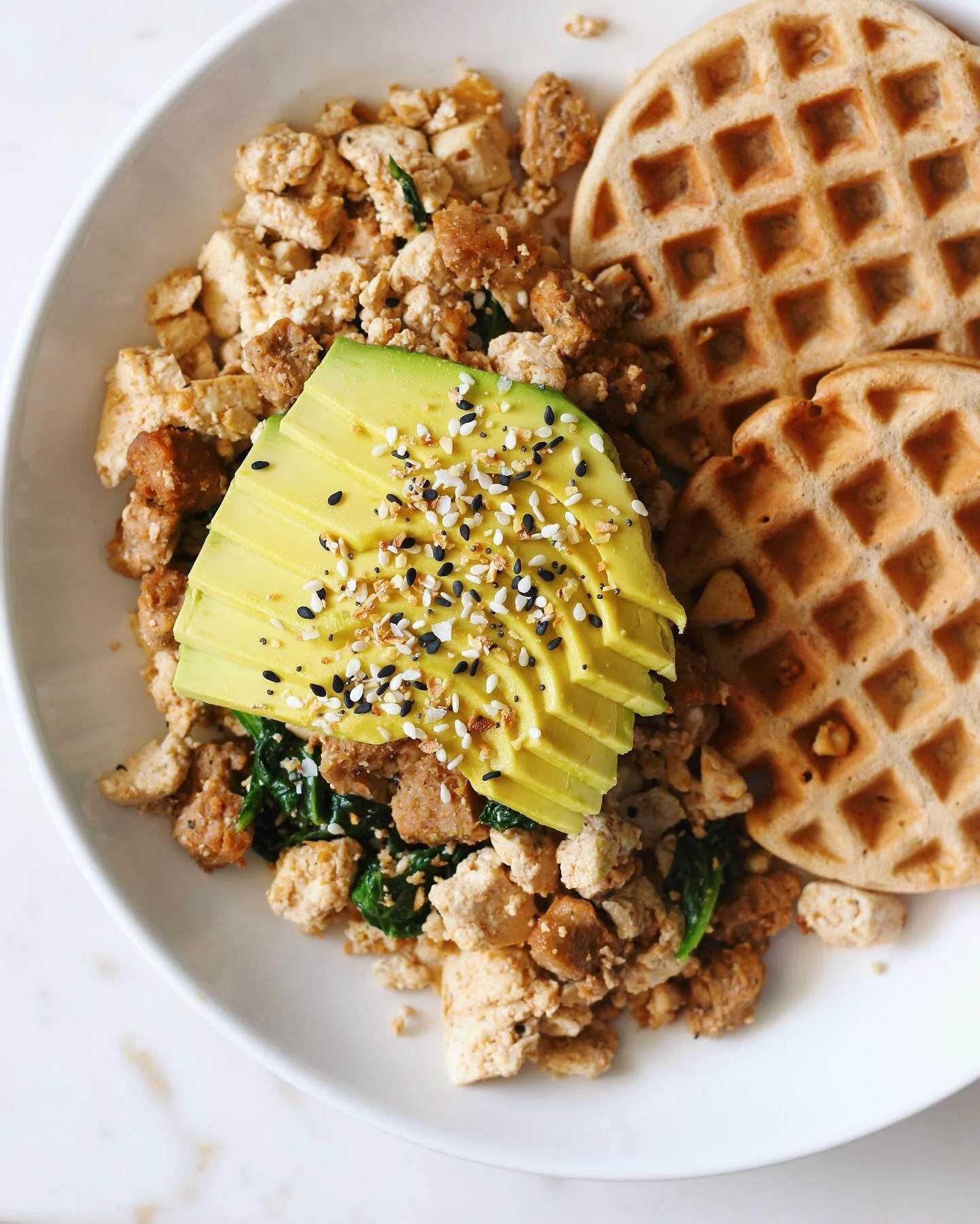 the cooler weather has me looking forward to breakfast in the mornings again 😋 this day, I whipped up my go-to #tsaomade Tofu Scramble recipe served with @holycowvegan vegan sourdough waffles 🧇 I&rsquo;ve always preferred my breakfasts on the sweet