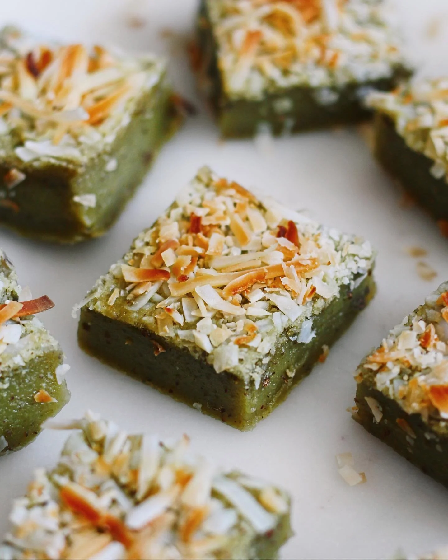 VEGAN Matcha Mochi Cake with Toasted Coconut 🍵 I&rsquo;ve been making a lot of mochi sweets lately and this recipe (adapted from @snixykitchen) has to be the best one thus far because a) you can&rsquo;t go wrong with matcha and b) it reminds me of h