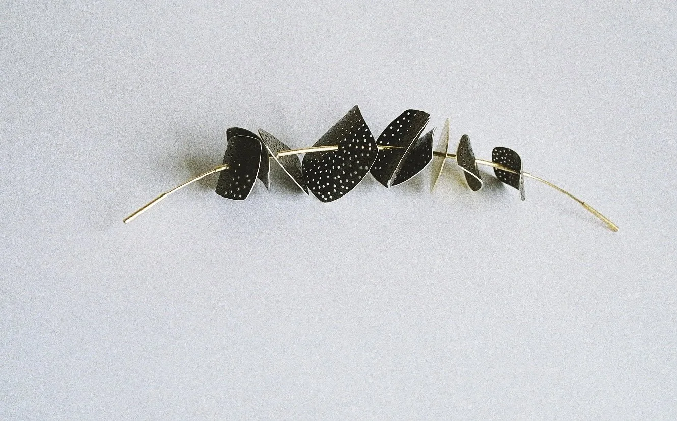BROOCH : 18ct yellow gold wire with sterling oxidised silver curved squares.