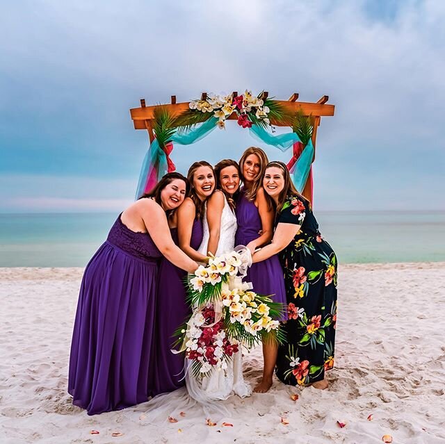 The best accessory a bride could ever have are all her best gal pals by her side 👯&zwj;♀️ ❤️