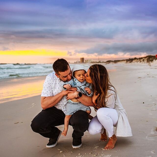 Who else is ready for some beach snuggles? 🙋🏻&zwj;♀️ It&rsquo;s spring break y&rsquo;all!!! And starting next week it may actually feel like it &mdash; I&rsquo;m seeing lots of highs in the 70s which is the perfect kinda weather for kicking back an