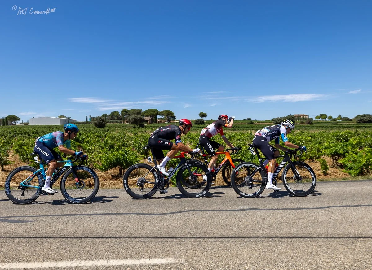 Lead Group in Stage 16 of Tour de France just past Chateauneuf du Pape