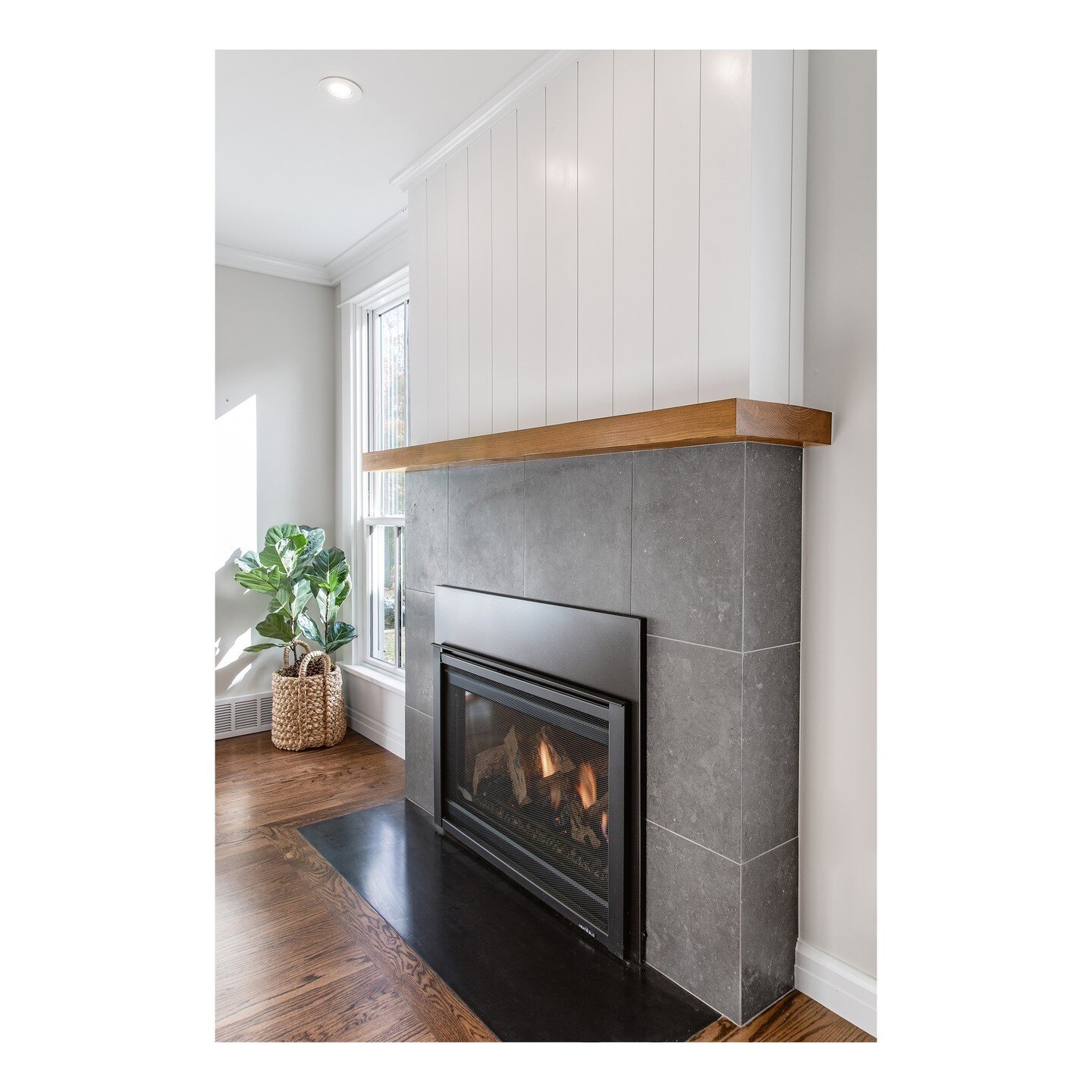 Big ideas made this small space grow with @eltonrconstruction. Leathered limestone tile, shiplap, solid fir mantle and a full flush inset blued steel hearth bringing old and new into harmony. ⁠
⁠
⁠
⁠
⁠
⁠
⁠
#livingroomdesign #livingroom #customhome #d