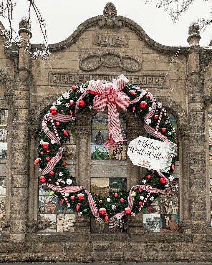 Feeling the Christmas spirit! Have you spotted this wreath downtown? 🎄 #DiscoverWallaWalla
📸 @bcourtneym
.
.
.

#downtownwallawalla #collegeplacewa #visitwallawalla #downtown #smalltown #cute #winter #staywarm #wallawallavalley #pnw #pnwtravel #hid