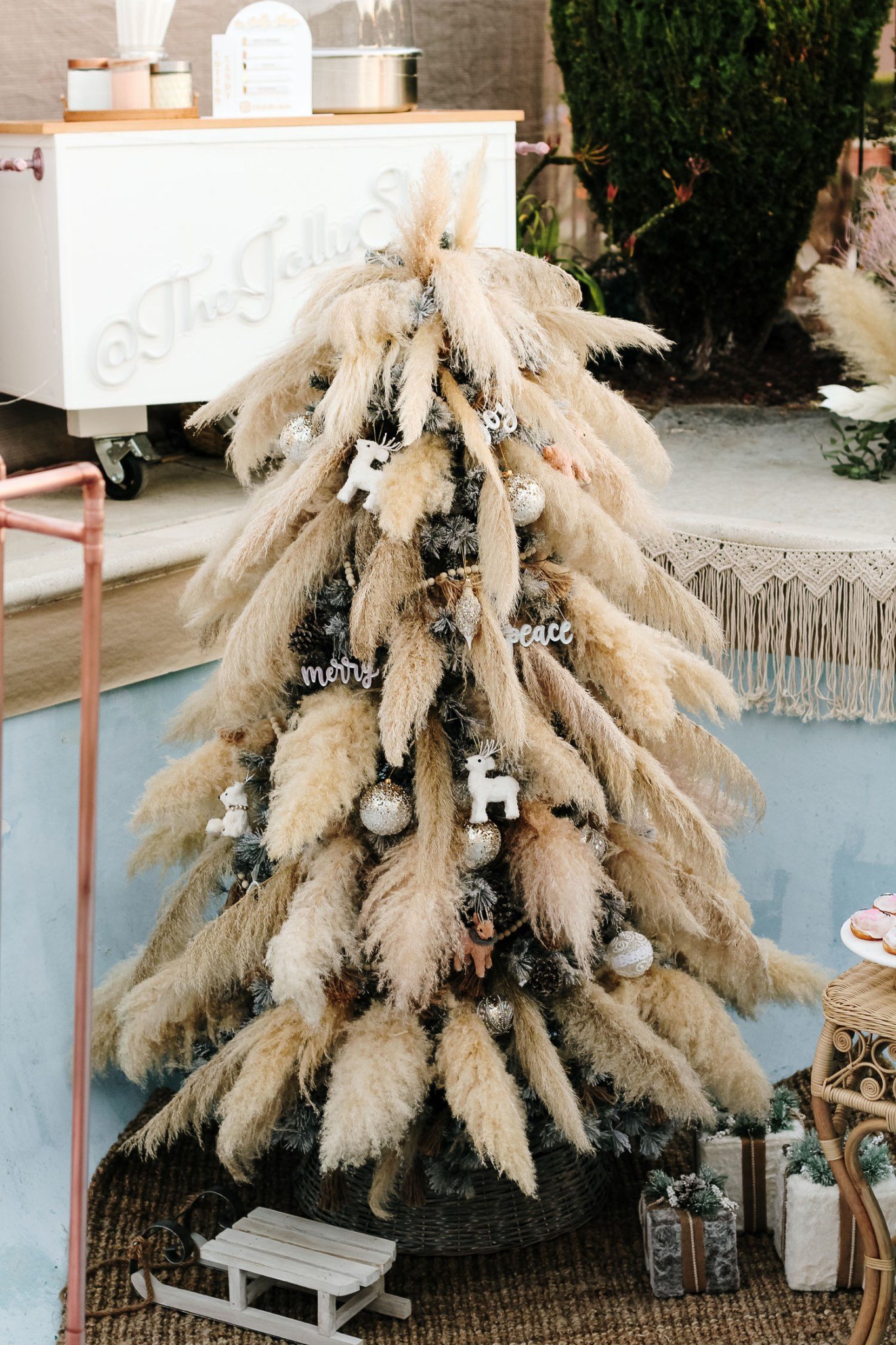 10 unexpected, out of the box Christmas tree decor ideas using