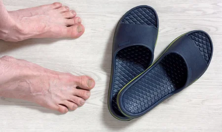 89490645_S_flip_flop_man_feet_floor.jpg