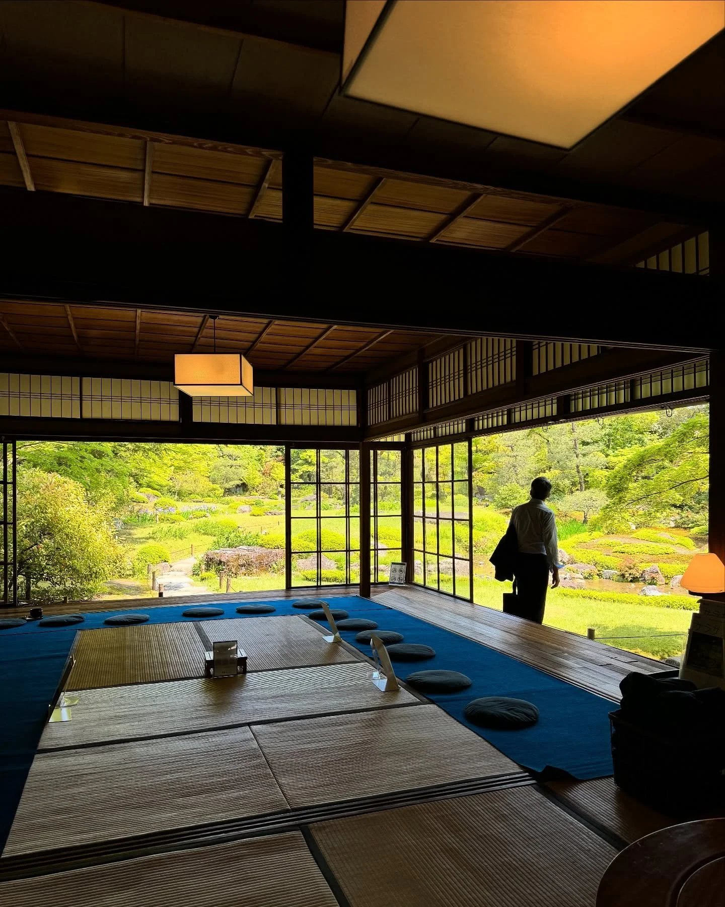 Murin-an was the garden villa of statesman Yamagata Aritomo, one of the founding fathers of modern Japan. Construction was completed in 1896. Seventh-generation master gardener, Ogawa Jihee, used the surrounding eastern hills to make the garden appea