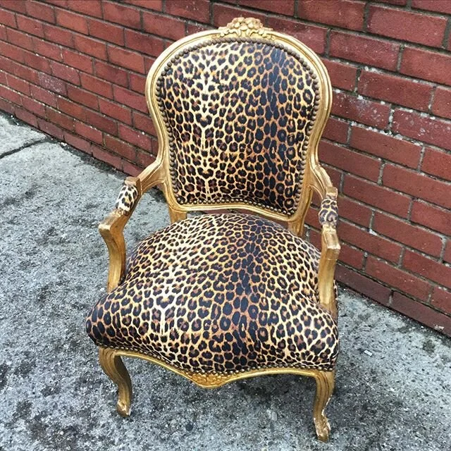 Sometimes the chair choice needs to be bold! We have 4 of these beauties in stock. Great for photoshoots, weddings, events, parties and everything in-between! #prophire #prophireglasgow #prophirescotland #setdec #styling #filmprops