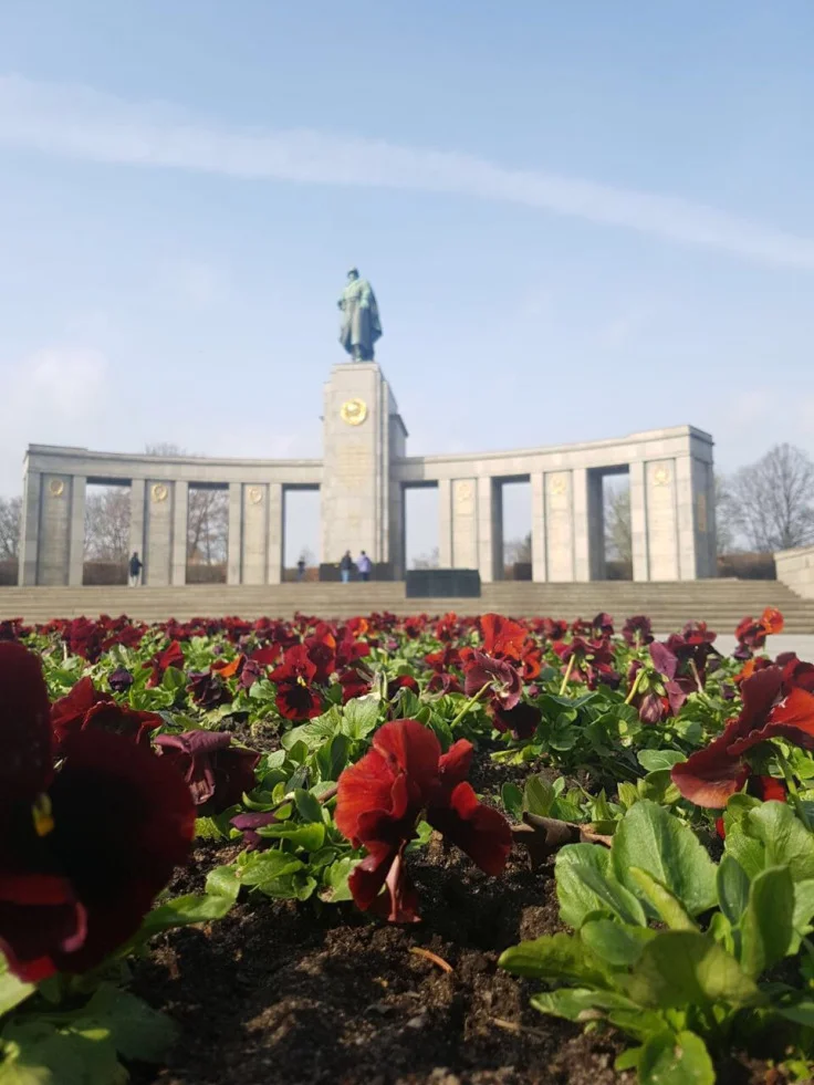 soviet-red-army-memorial-flower-close-up.jpg