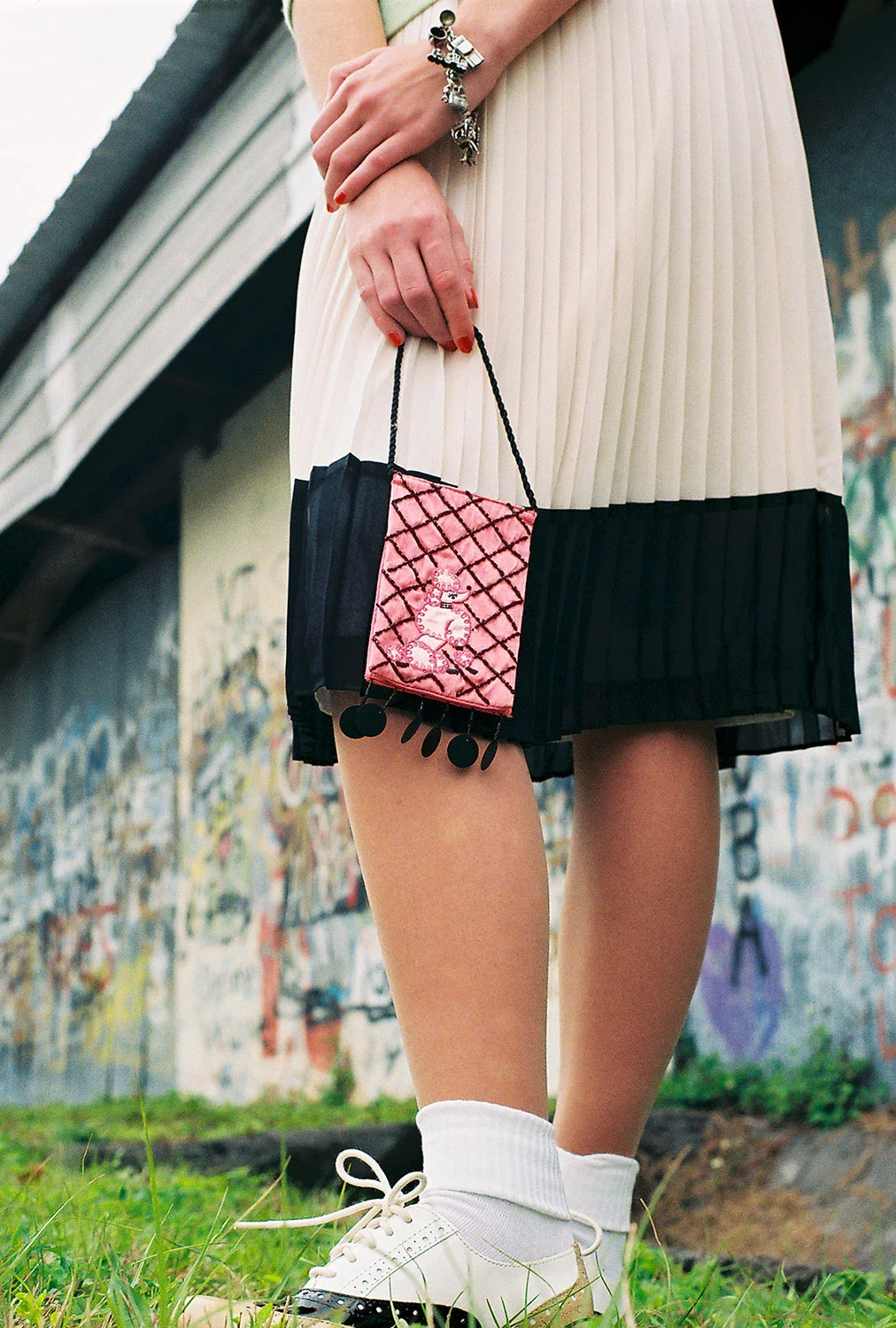 girlwithpinkpurse.jpg