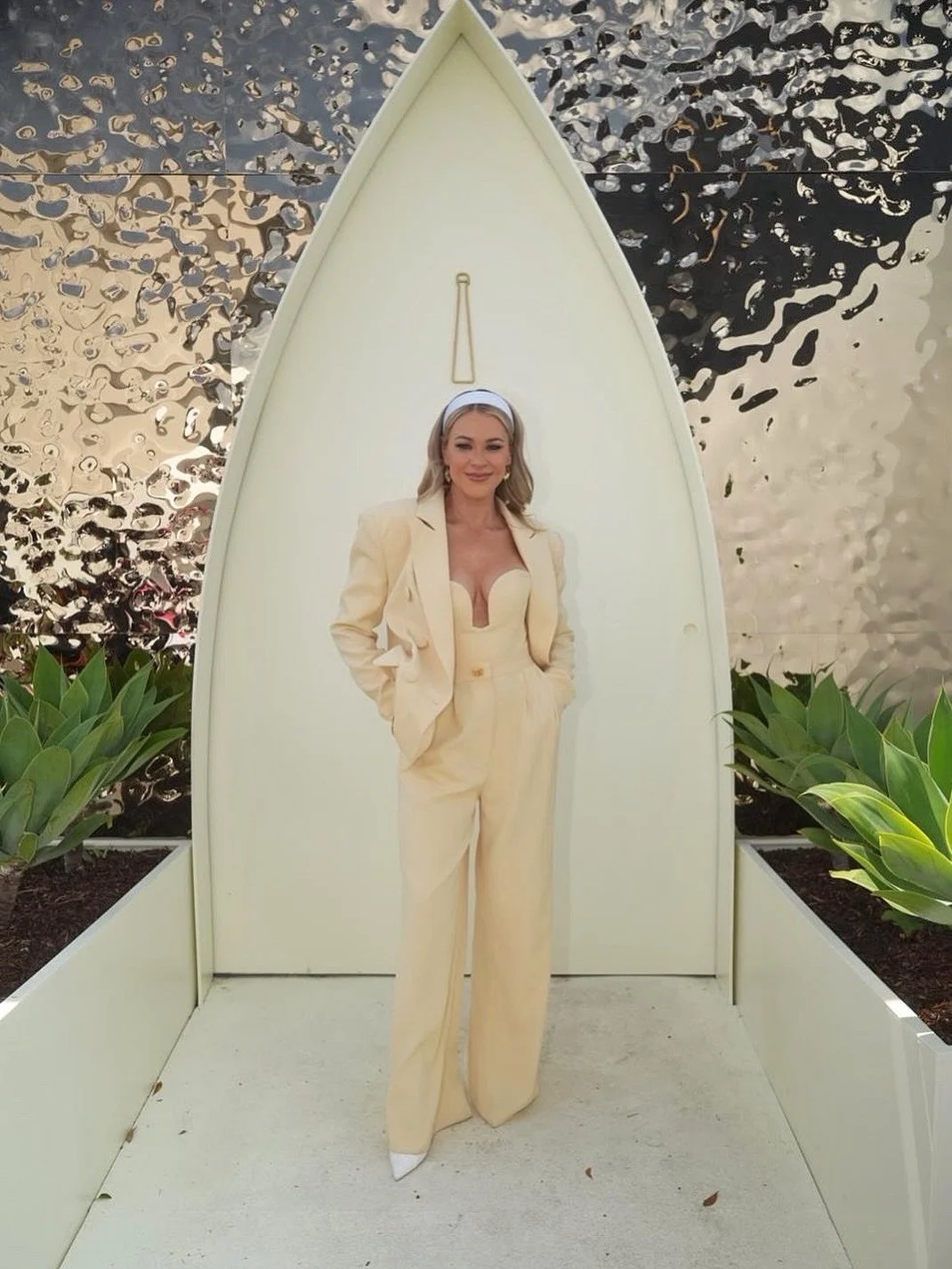 Brought the sunshine and a boss suit to Oaks Day ☀️

Another amazing day with the team!
@mushroomevents @topdogent 

@megancrossstyle 
@eliyathelabel 
@fordmillinery 
@cjd_makeupartistry 

💛📸 @manny.factory