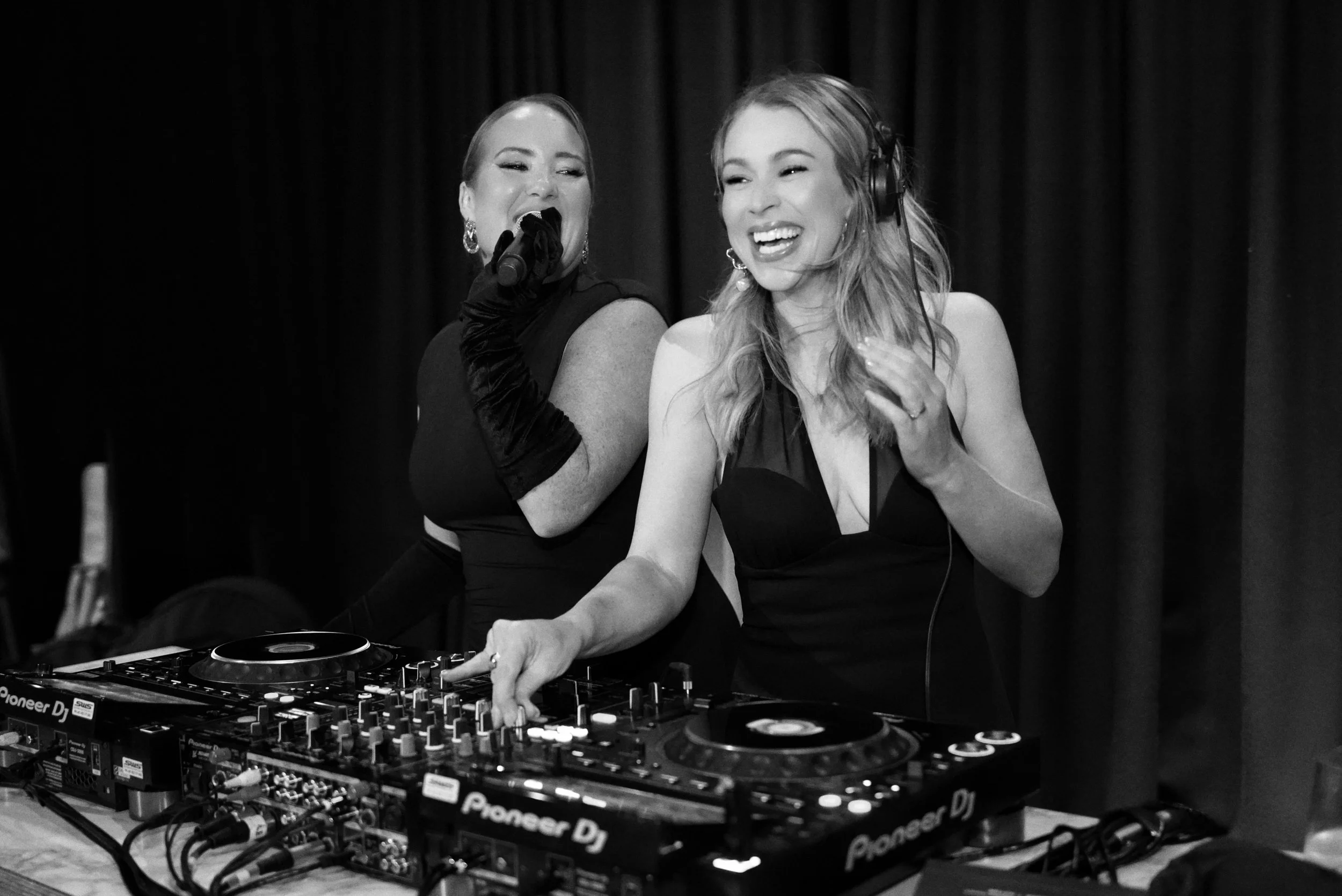 From jazz trio to dance floor for Laura &amp; Dan&rsquo;s wedding last night. 🌹 

Setting the mood through dinner, a custom live first dance, transitioning into party mode. ✨ 

Thanks for capturing these moments @manny.factory