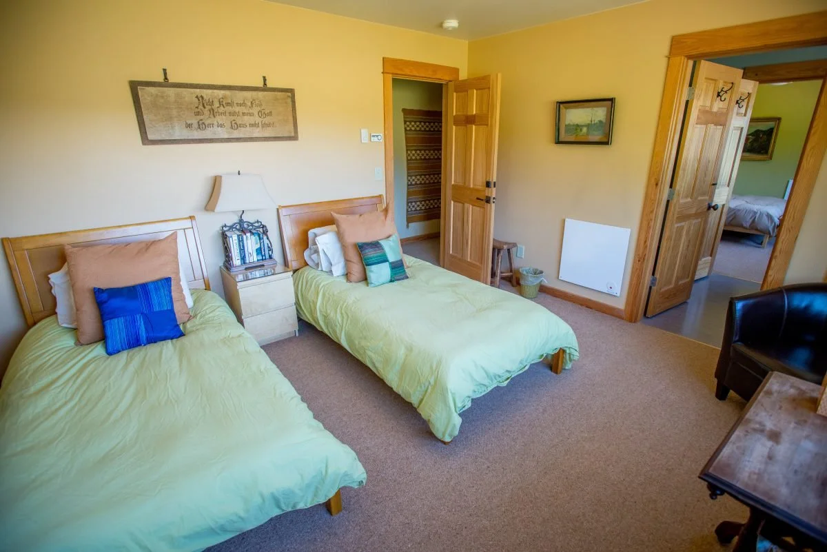 TroutLakeAbby Lodge Room 2.jpg
