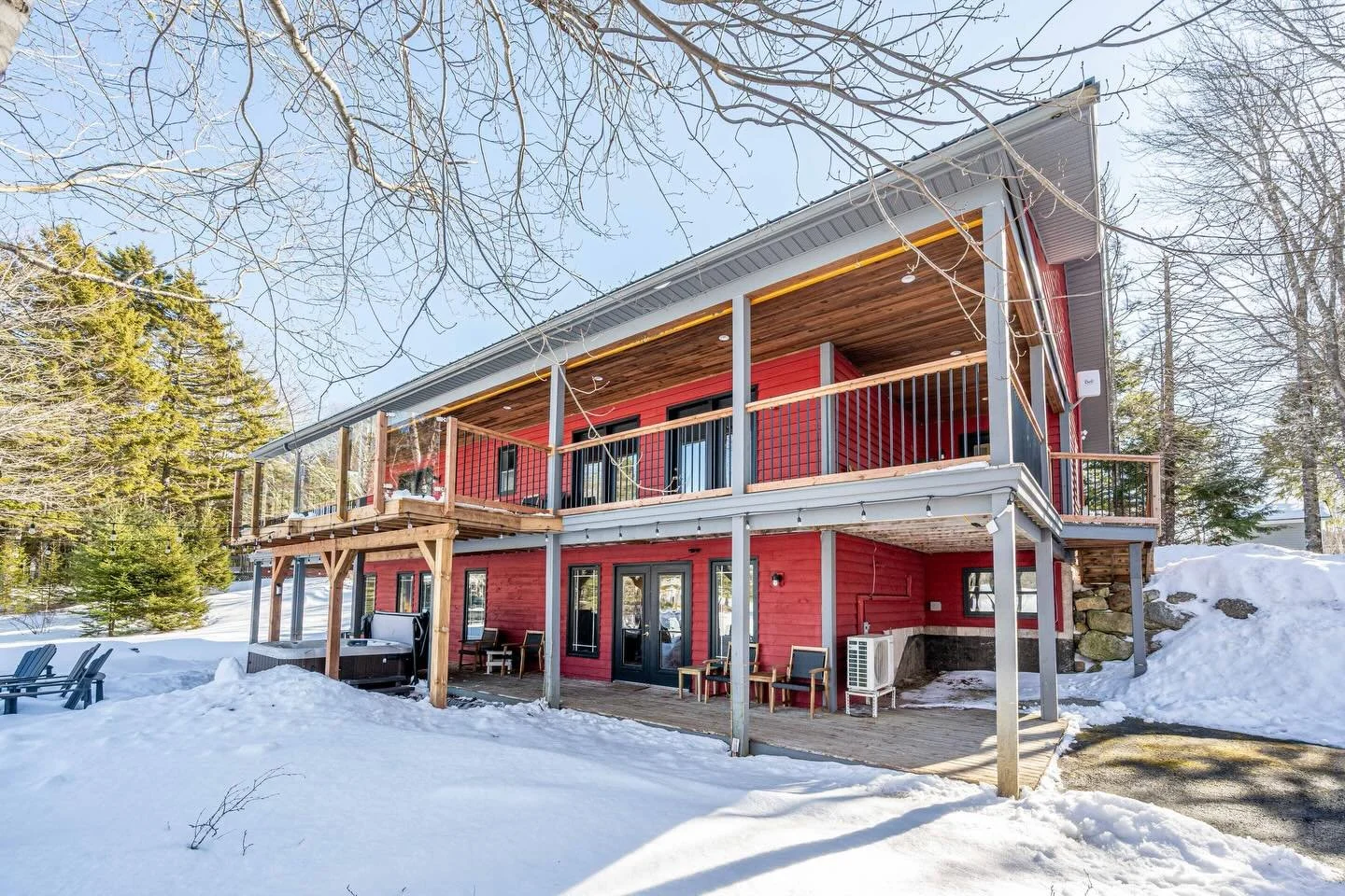 🌊✨ NEW LISTING: The Oasis on Blueberry ✨🌊

Welcome to your private lakefront escape in Chester Grant.

Swim from the dock on a warm, swimmable lake. Paddle at sunrise. Soak in the hot tub beneath star-filled skies. Gather around indoor and outdoor 