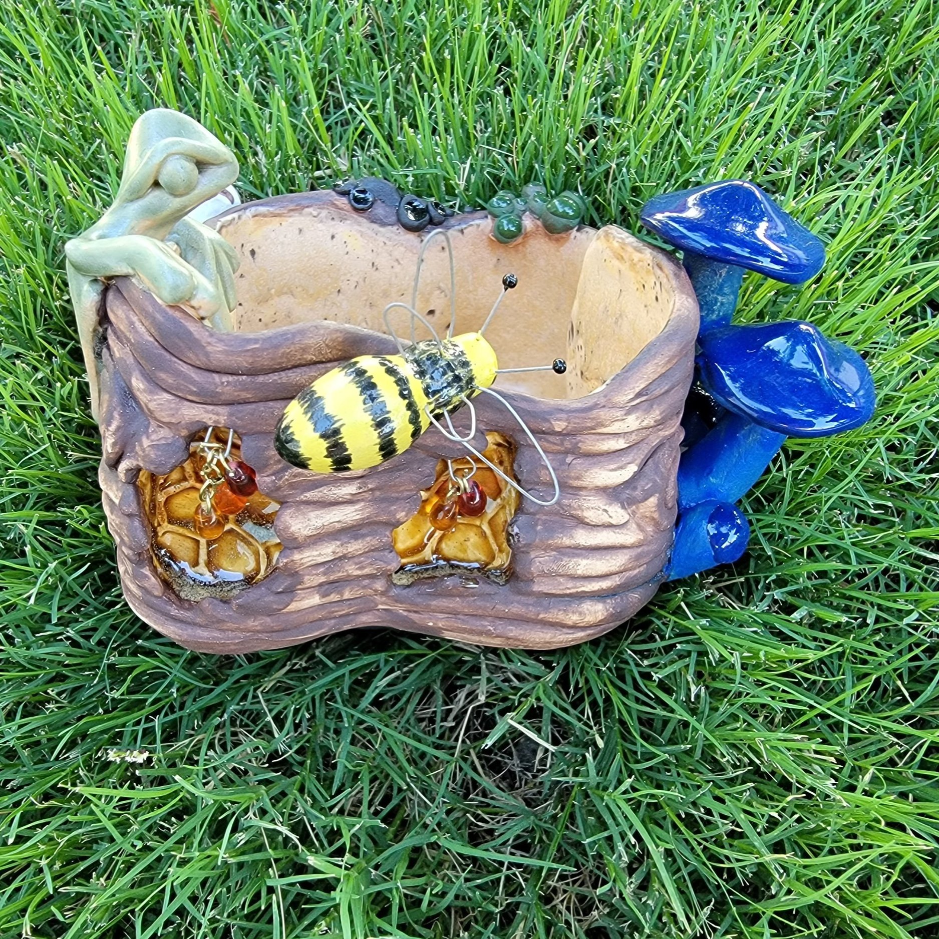 Bee Planter with Frogs