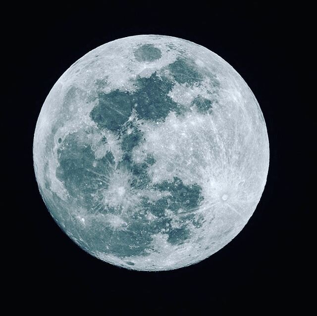 The full moon brings the babies! This  morning&rsquo;s birth makes 5 babies in the last 8 days for Birthroot Midwifery. Today we welcome a baby girl, weighing 7 lb 8 oz! 
#homebirth #holisticmidwifery #birthrootmidwife #babies #womenarepowerful #ilov