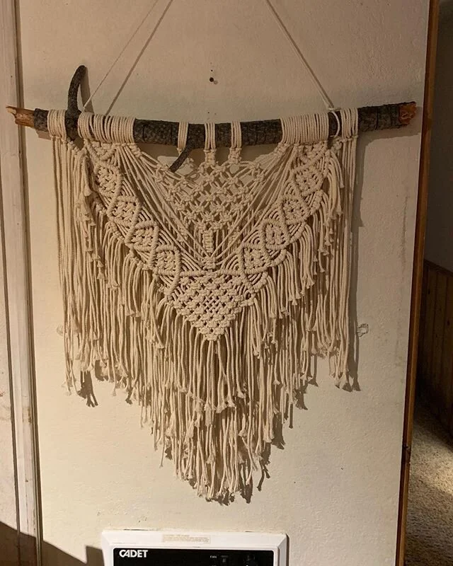 My first commission is done 👏🏼👏🏼🥺🥺💁🏻&zwj;♀️💁🏻&zwj;♀️ it definitely turned out a bit bigger than I was anticipating but I am very happy with it 😍 
#macrame #wallhanging #bohemianinterior #boho #bohemian