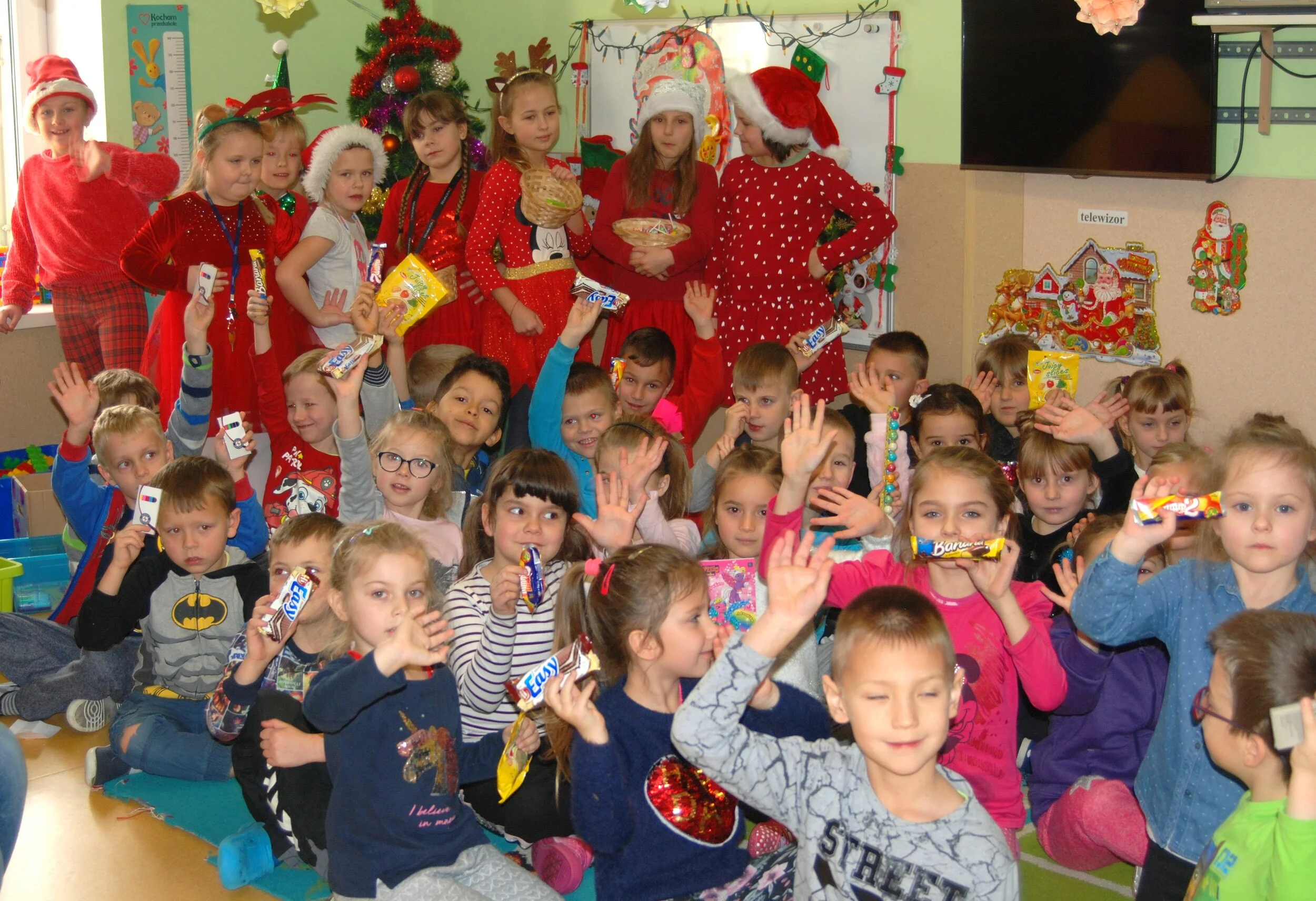 MIKOŁAJE SĄ WŚRÓD NAS, wizyta uczniów z MSU w przedszkolu