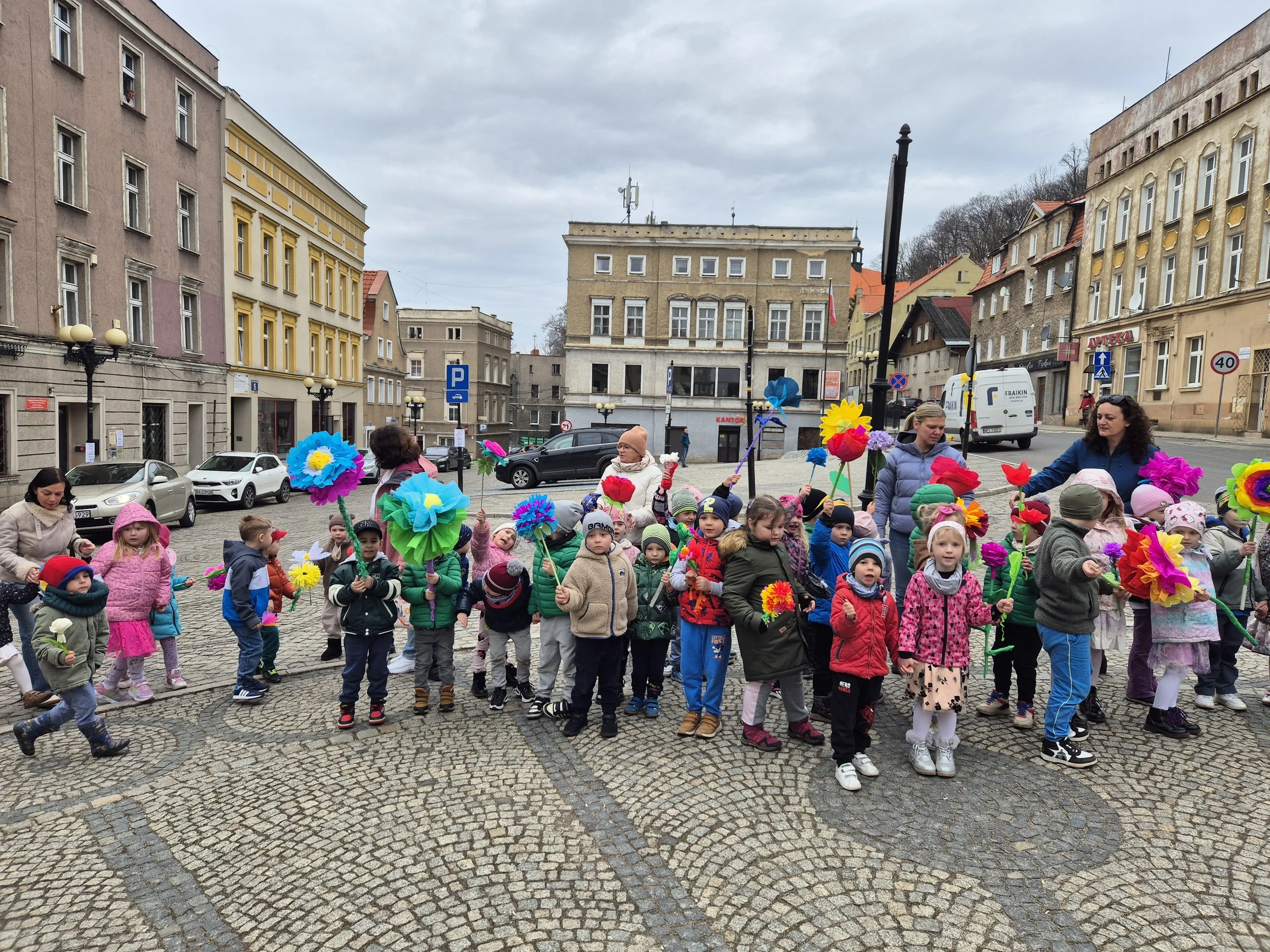 PRZEDSZKOLAKI WITAJĄ WIOSNĘ ! 