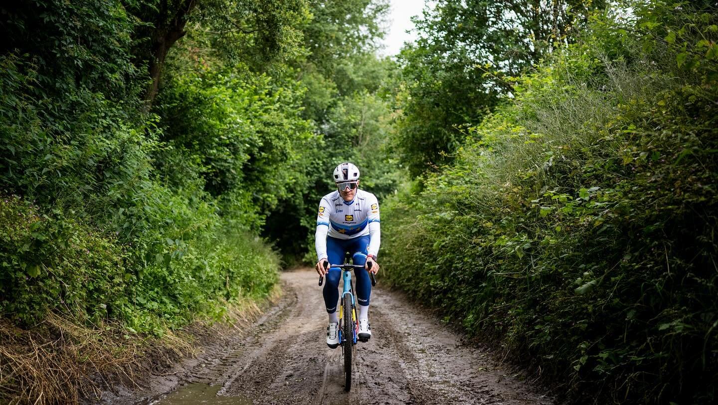 Good luck to all women (and few men age groups) riding @gravelchampionshipsflanders tomorrow! 

Watch out for @elke.b when she divebombs you in the corners 😄! 

#gravel #leuven
