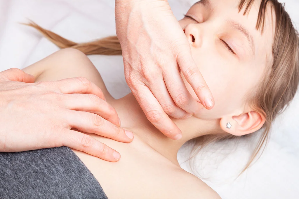 Osteopathie-Behandlung bei einem Kind (Beispielbild)