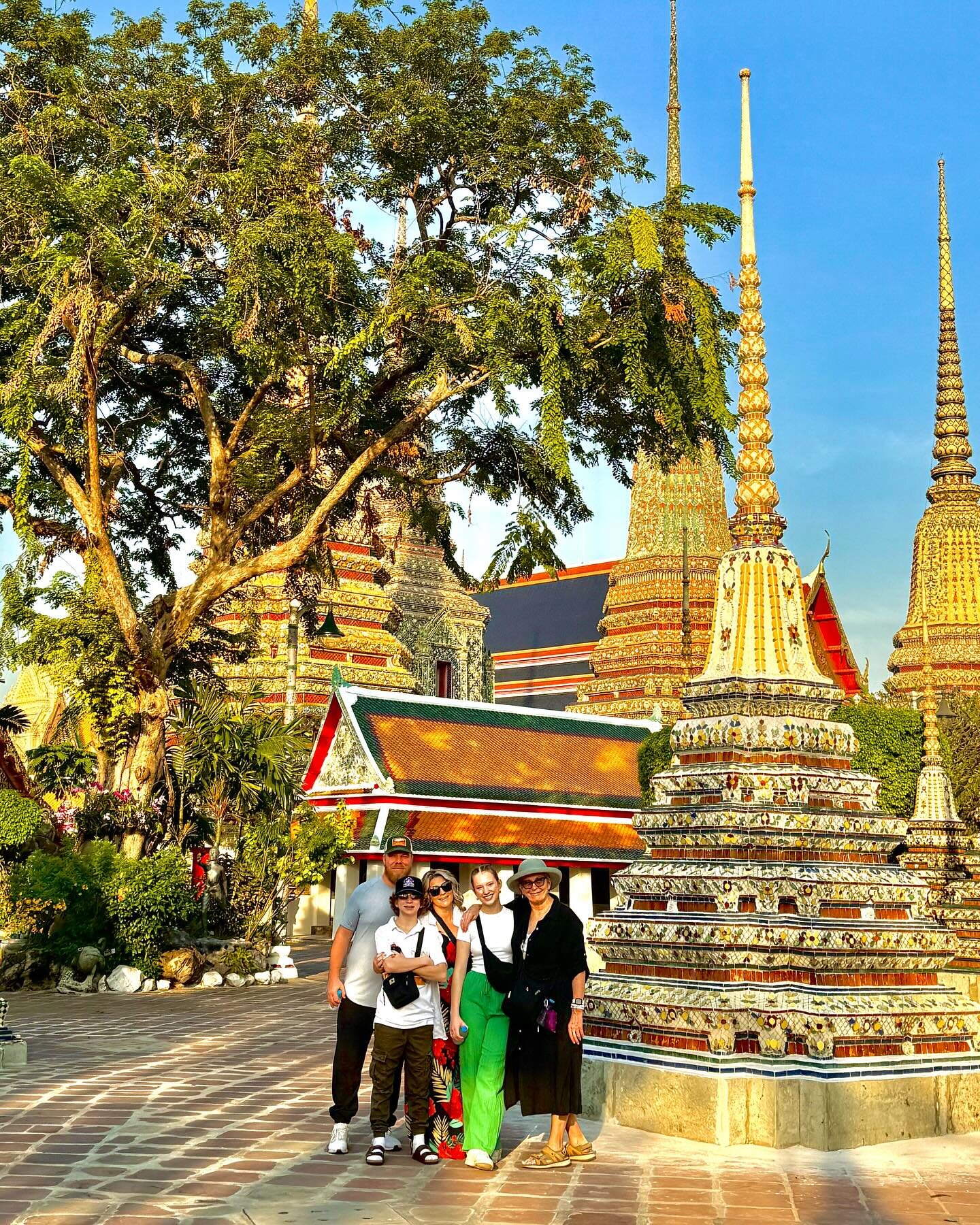 📌 Wat Pho &lsquo;Temple of the Reclining Buddha&rsquo;

Wat Pho is one of Bangkok&rsquo;s oldest temples. It existed before Bangkok was established as the capital by King Rama I. 

This 22-acre old temple is thought to have been built or expanded du