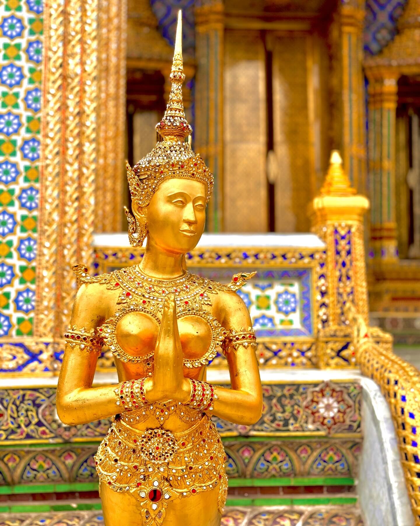 📌The Emerald Buddha Temple │ Grand Palace │ Bangkok, Thailand

✏️ The mythological figures decorate the terrace, made of bronze and gilded with gold leaf. These are half-animal half-human celestial beings. The one in this photo is called &lsquo;Asua