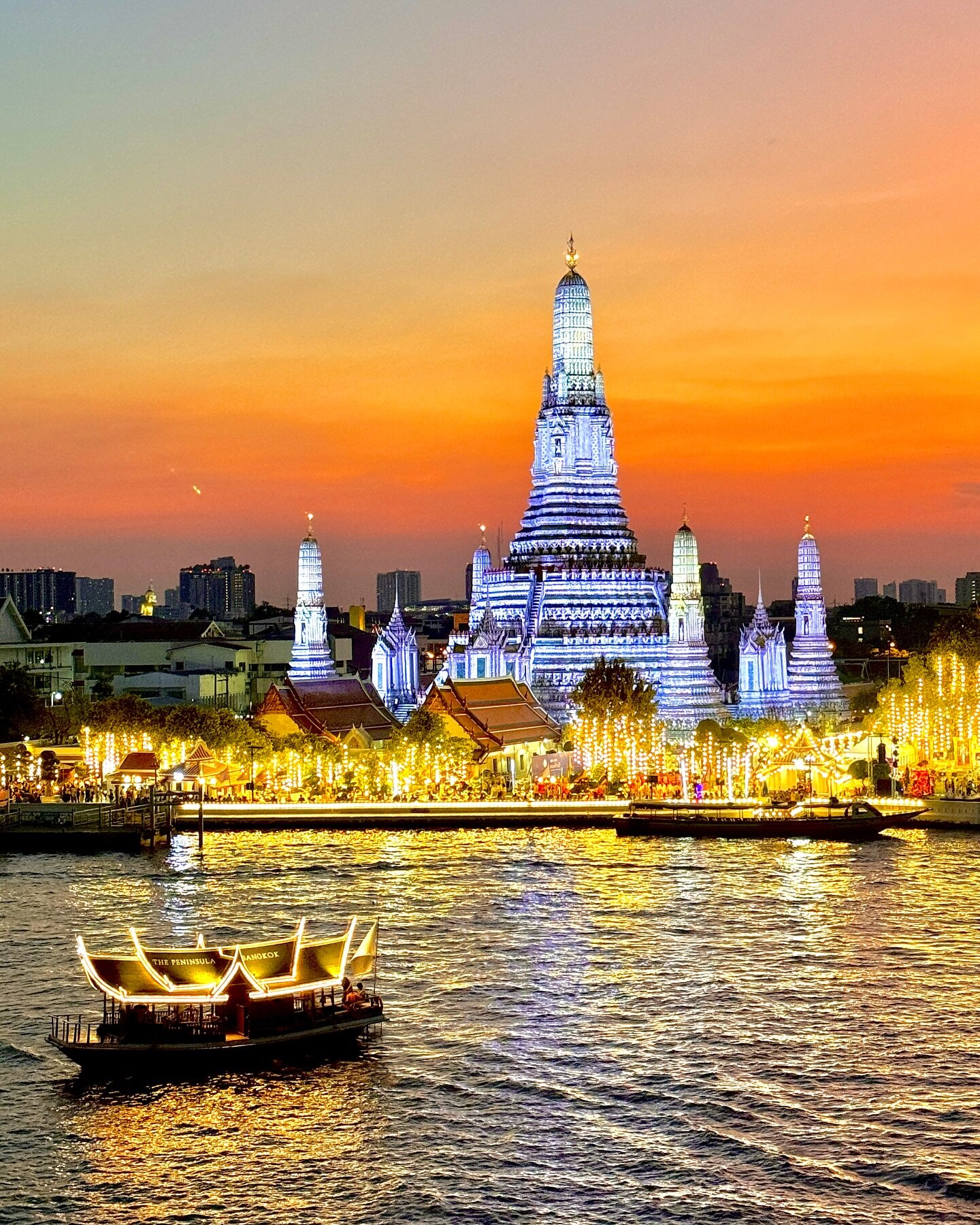 📌 Sunset at Wat Arun Temple │ Bangkok Thailand
🎥 Sala Rattanakosin

✏️ Wat Arun Temple usually lit up every nights. The best time to get a beautiful sunset light at 5.30pm - 7pm

✏️ Wat Arun Temple │ The Landmark of Bangkok - 67 meters │ 220 feet t