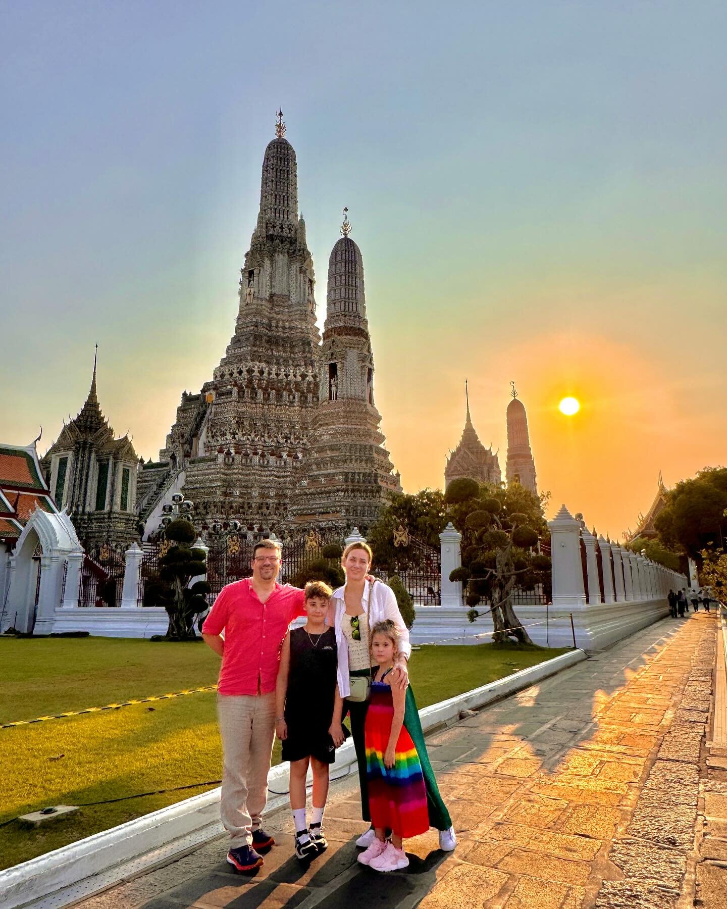 📌 Wat Arun Temple │ The Landmark of Bangkok - 67 meters │ 220 feet tall of &lsquo;Prang&rsquo; (Hindu Architecture Represent Sacred Mount Meru in Hinduism) This place is used to be the third kingdom of Thailand during 1767-1782.

✏️ The central Pran